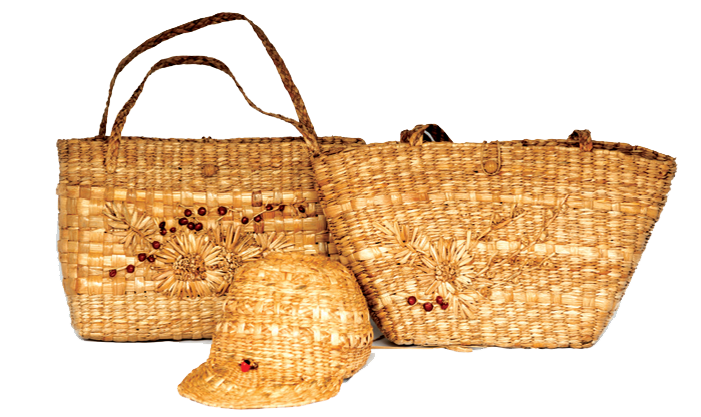 Bolsas e boné decorado com sementes